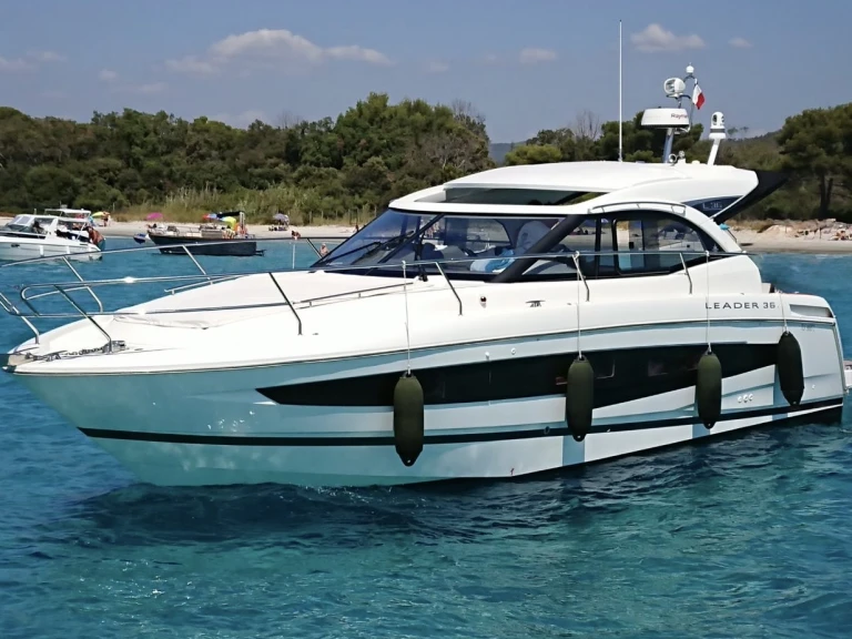 Pronajmout si Jeanneau Leader 36 v Port des Marines de Cogolin