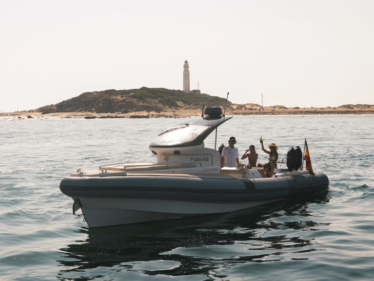 Pronájem Polotuhá loď v Puerto De Barbate -Pirelli PZero 1100 Cabin