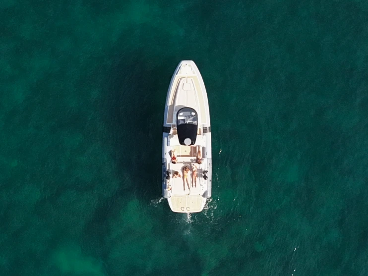 Pronájem lodi Pirelli PZero 1100 Cabin v Puerto De Barbate na Samboatu