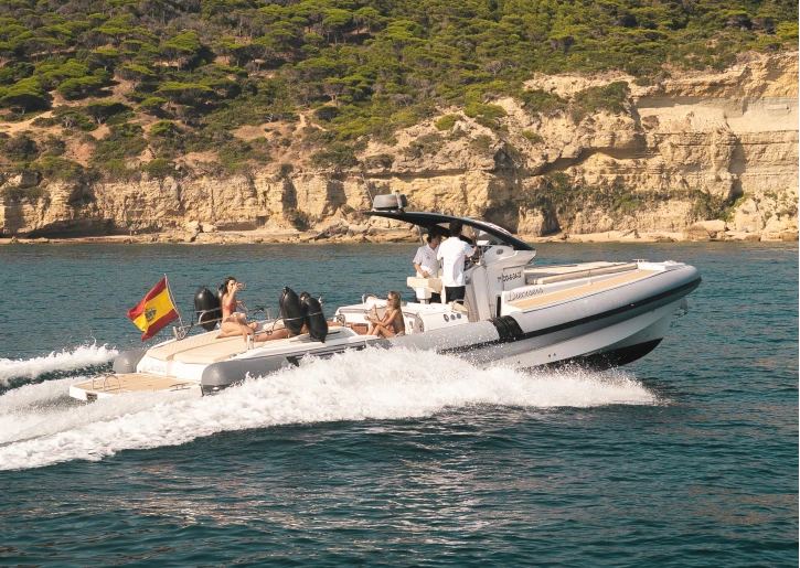 Pronajmout Polotuhá loď se skipperem či ne Pirelli v Puerto De Barbate