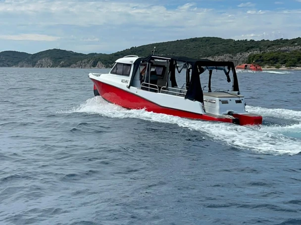 Sea Thunder 9 Bakan jednotlivci a charterové společnosti v Hvar 