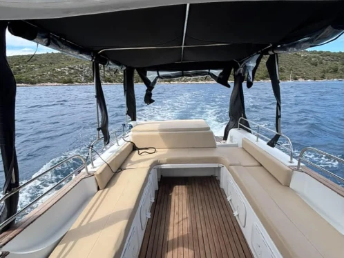 Pronajmout si Sea Thunder 9 Bakan v Hvar 