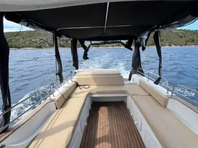 Pronajmout si Sea Thunder 9 Bakan v Hvar 
