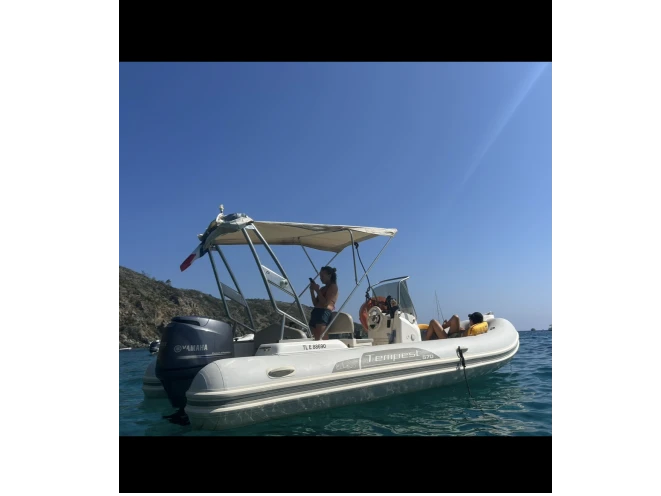 Pronajmout Polotuhá loď se skipperem či ne Capelli v Cavalaire-sur-Mer