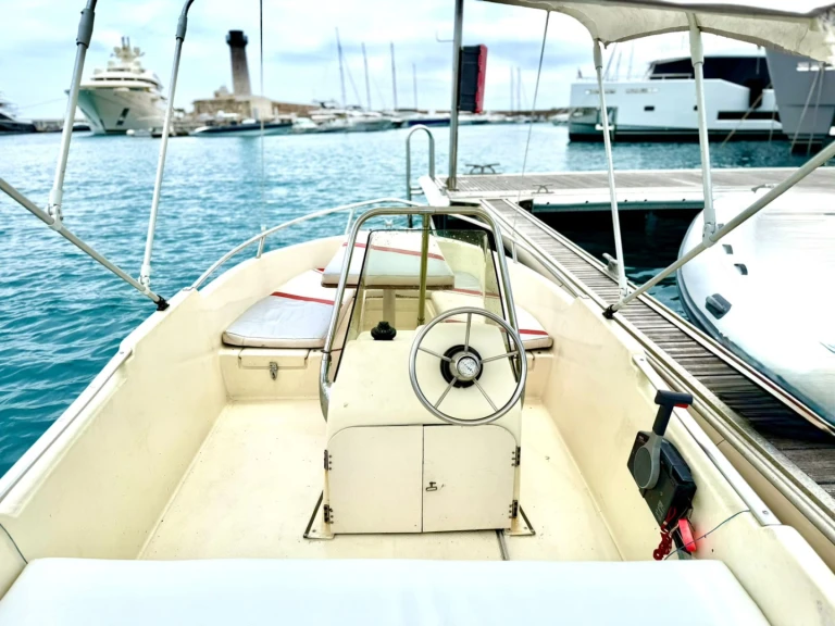 Ultramar Ultra 405 jednotlivci a charterové společnosti v Antibes