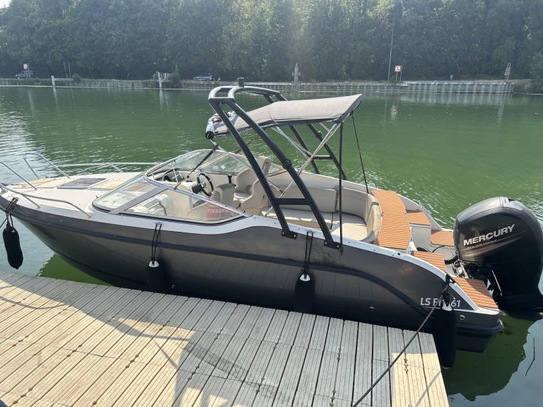 Pronájem Motorová loď Quicksilver s licencí