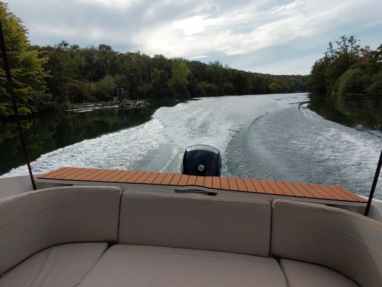 Quicksilver Activ 645 Cabin jednotlivci a charterové společnosti v Meaux