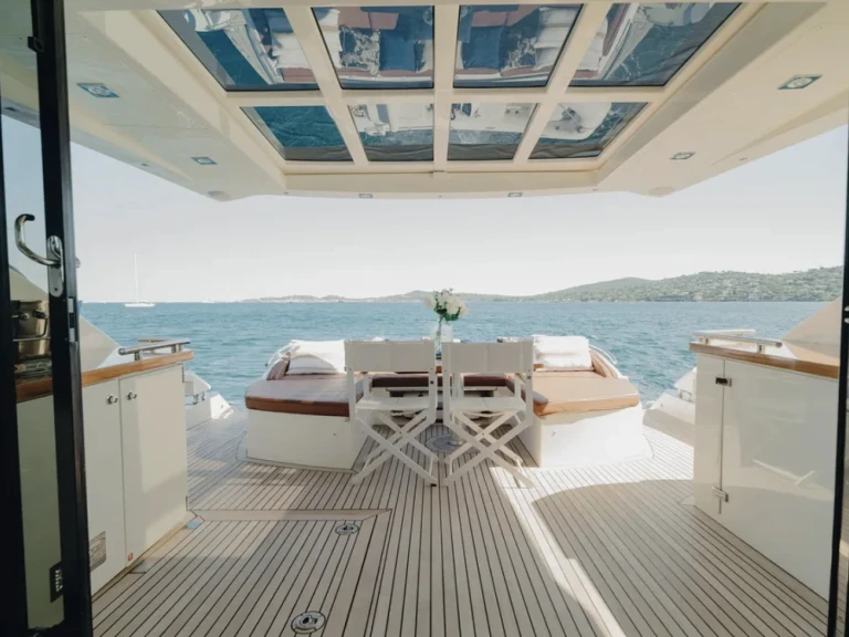 Princess Princess V70 jednotlivci a charterové společnosti v Port des Marines de Cogolin