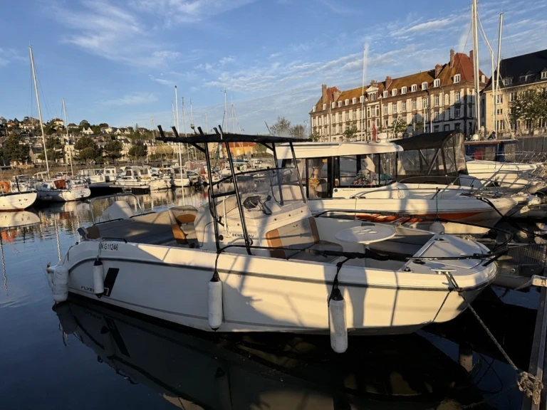 Bénéteau Flyer 7 jednotlivci a charterové společnosti v Deauville