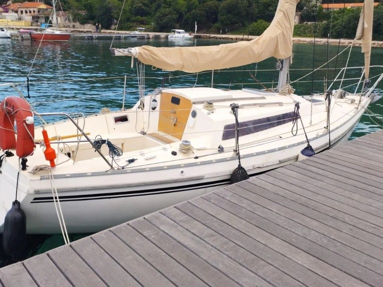 Jeanneau Aquila jednotlivci a charterové společnosti v Cannes