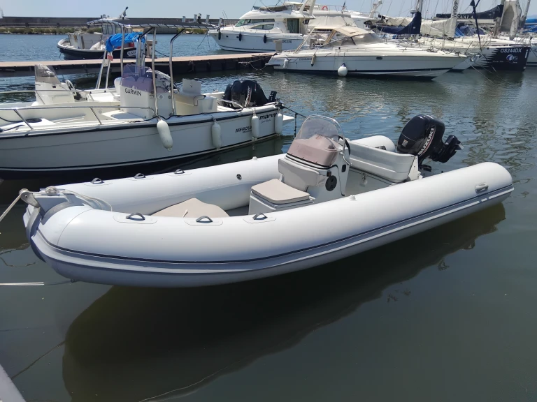 Pronajmout Polotuhá loď se skipperem či ne Joker Boat v Cagliari