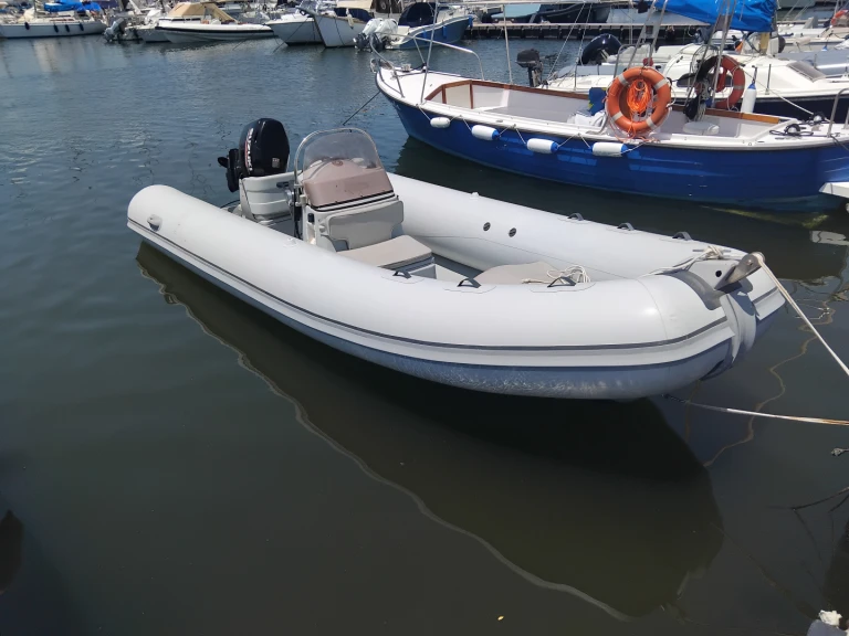 Pronájem Polotuhá loď Joker Boat s licencí