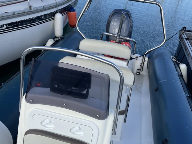 Pronájem Motorová loď Bombard s licencí