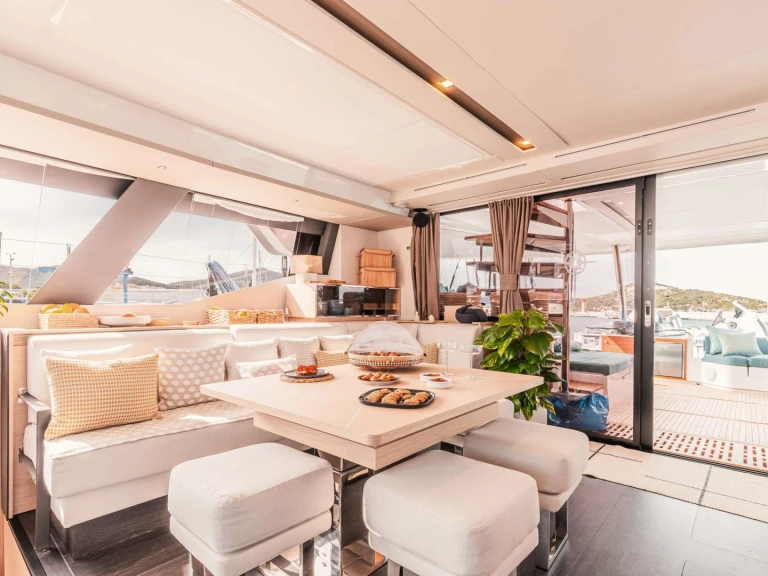 Fountaine Pajot The Blue Dream jednotlivci a charterové společnosti v Neapol
