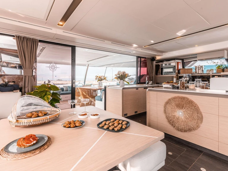 Fountaine Pajot The Blue Dream jednotlivci a charterové společnosti v Neapol