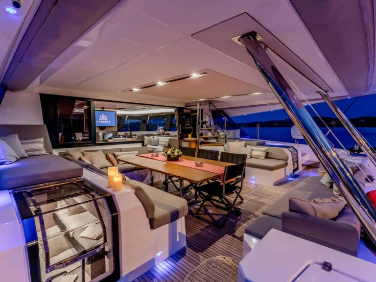 Fountaine Pajot NAMASTE (SAMANA) jednotlivci a charterové společnosti v Atény
