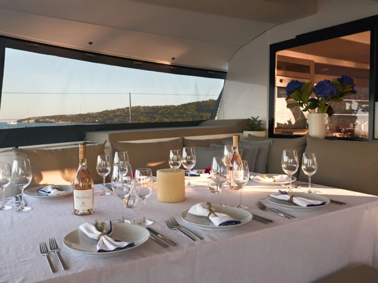 Fountaine Pajot PI 2 jednotlivci a charterové společnosti v Atény