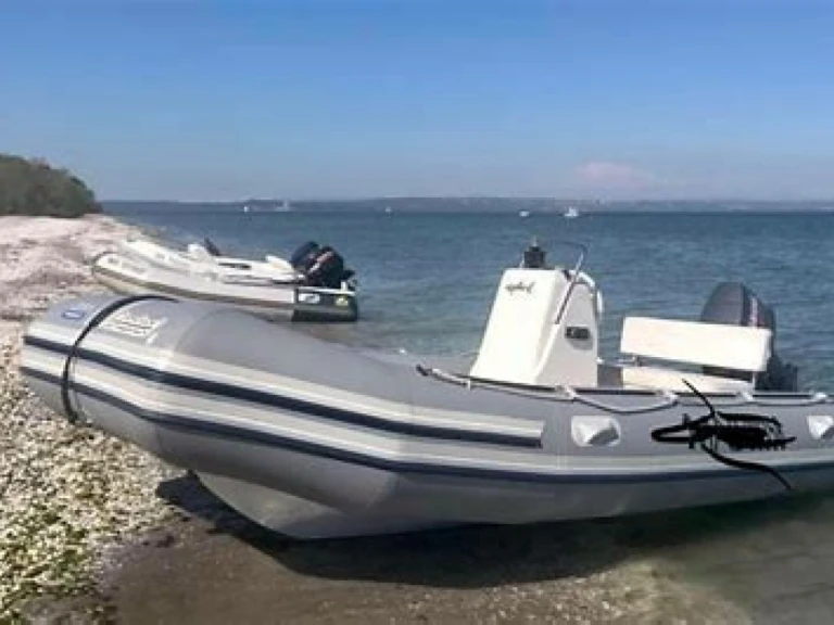 Pronájem Polotuhá loď v Bénodet -Bombard Explorer 485 FB