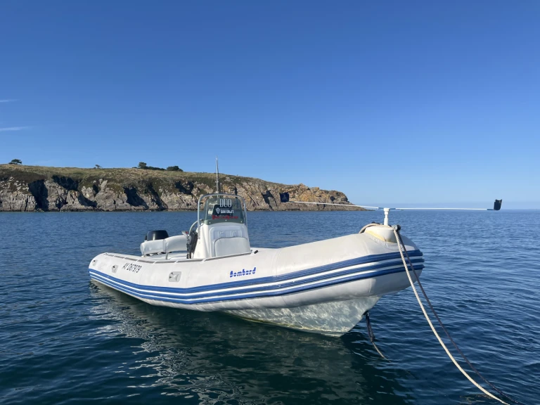 Pronájem lodi Bombard Explorer 640 SB v Locmaria na Samboatu
