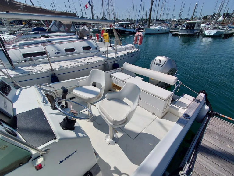 Jeanneau Cap Camarat 675 jednotlivci a charterové společnosti v Saint-Quay-Portrieux