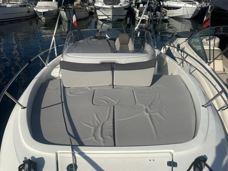 Jeanneau Cap Camarat 7.5 WA jednotlivci a charterové společnosti v Antibes