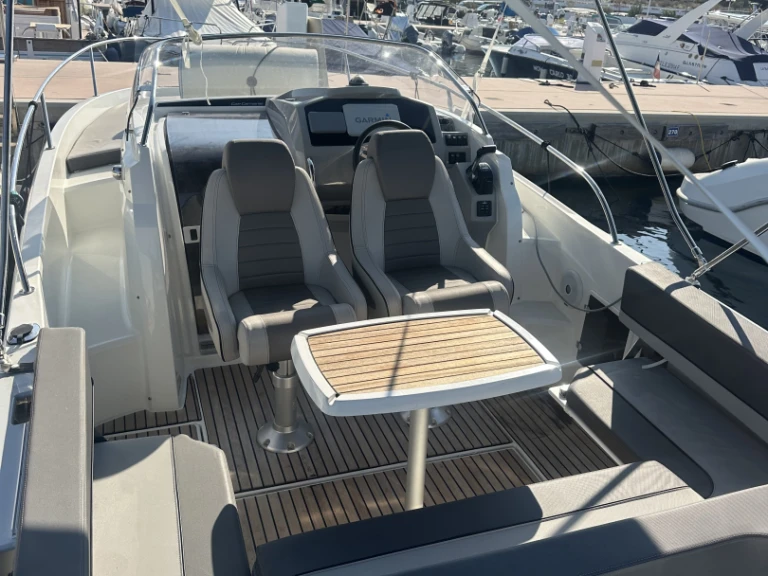 Pronajmout si Jeanneau Cap Camarat 7.5 WA v Antibes