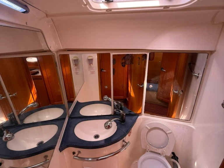 Pronajmout si Bavaria Bavaria 42 Cruiser v Lavrio