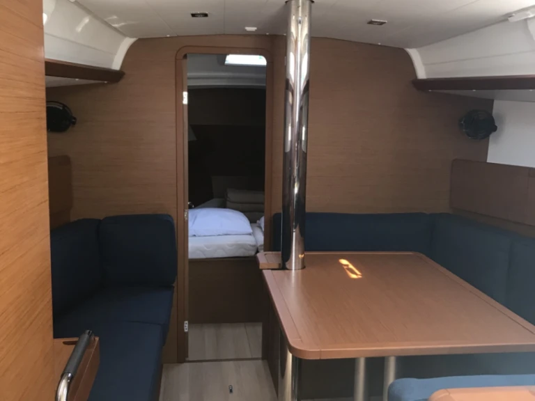 Jeanneau Sun Odyssey 389 jednotlivci a charterové společnosti v Ajaccio