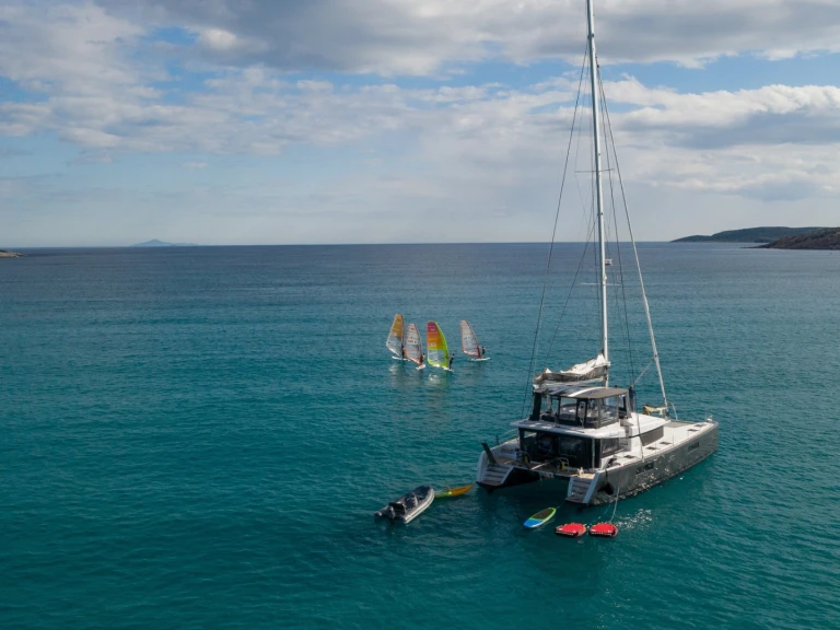 Katamarán k pronájmu v Athens Marina za nejlepší cenu