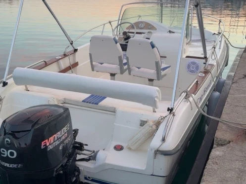 Pronajmout si Cap-Ferret 550 Open v Marseille