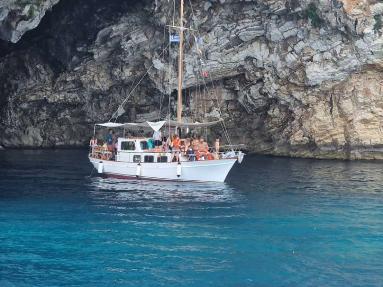 Greece Liberty jednotlivci a charterové společnosti v Nidri