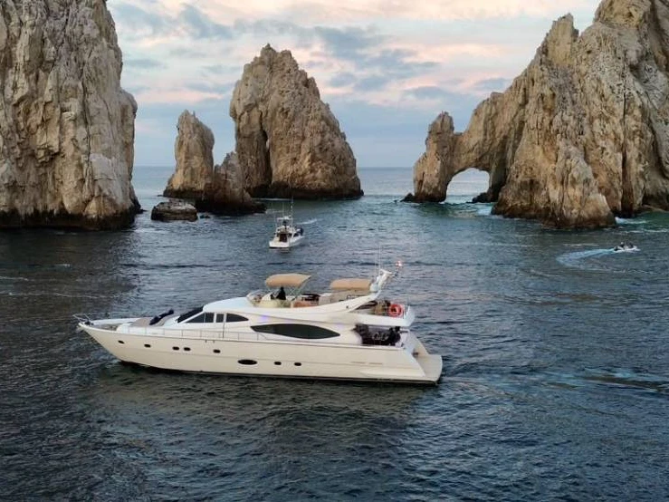 Pronájem lodi Cabo San Lucas lákavé ceny Ferretti 800