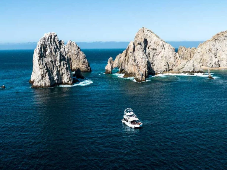 Pronajmout si Pelican Luxury Motor Yacht v Cabo San Lucas