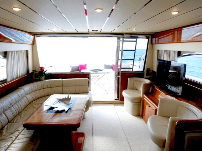 Pronájem Motorová loď Ferretti s licencí