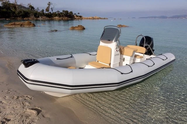 Pronájem lodi Isolella lákavé ceny BOMBARD 650 SUNRIDER NEO