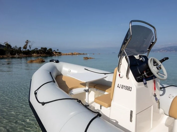 Pronájem lodi Isolella lákavé ceny BOMBARD 650 SUNRIDER NEO
