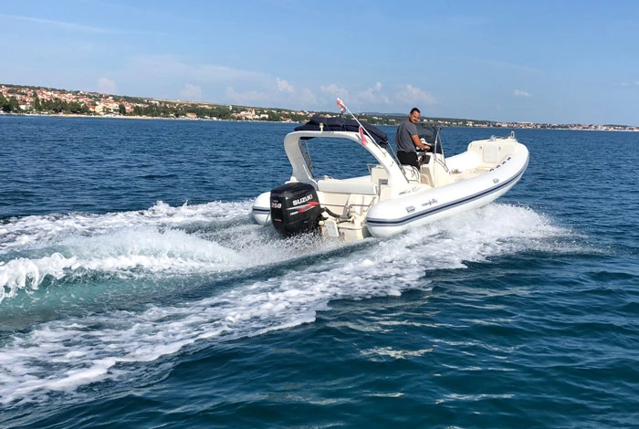 Polotuhá loď k pronájmu v Biograd Na Moru za nejlepší cenu