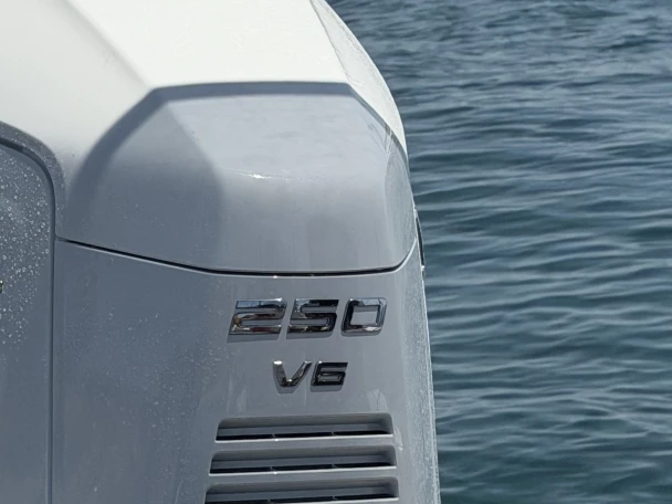 Pronajmout si Lomac Turismo 7.0 v Marina de Portimão