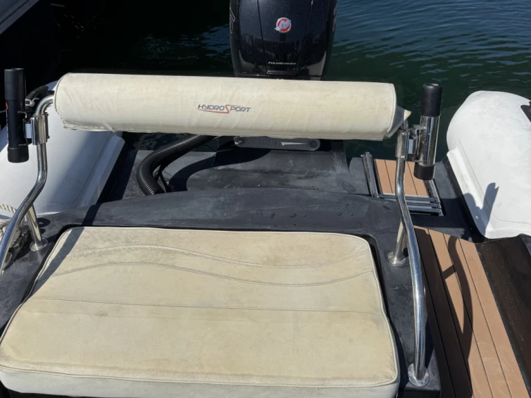 Pronajmout Polotuhá loď se skipperem či ne Hydrosport v La Forêt-Fouesnant