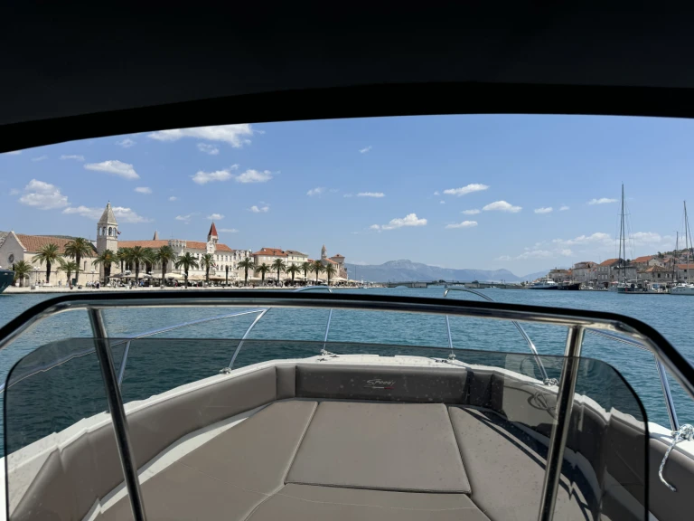 Pronájem jachty v Trogir -speedy Cayman 585 na Samboatu