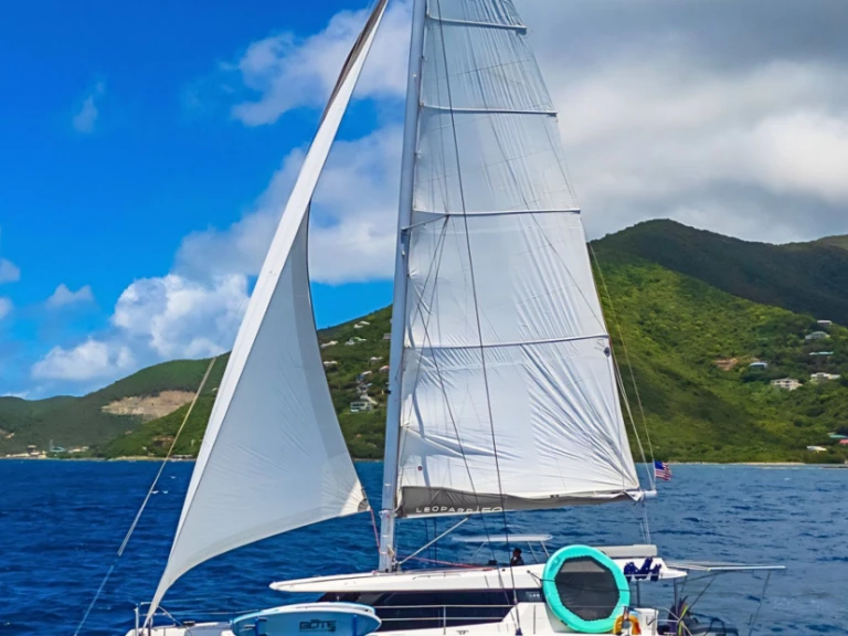 Leopard Hazel Della jednotlivci a charterové společnosti v Tortola