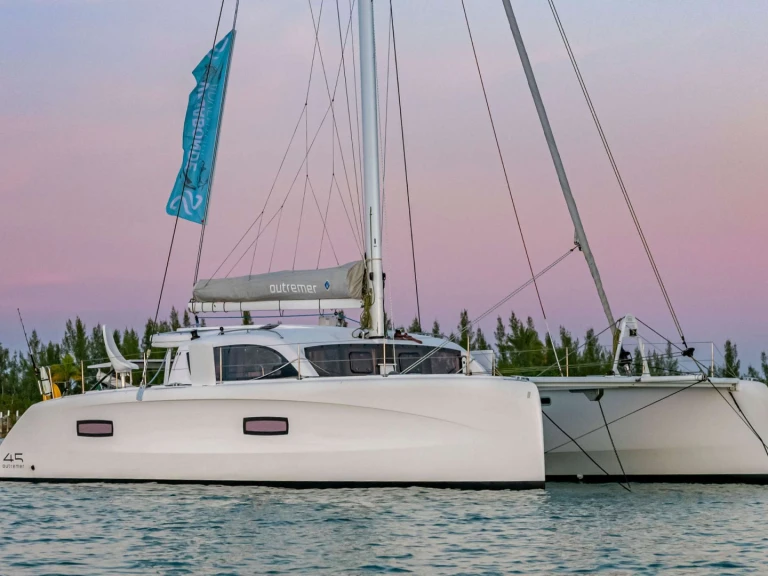 Pronájem Jachta Outremer s licencí