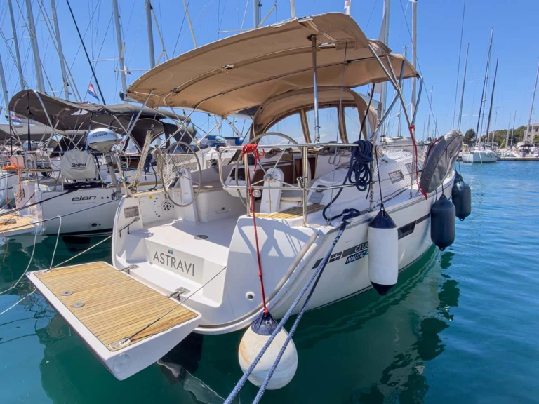 Bavaria Cruiser 37 jednotlivci a charterové společnosti v Pula