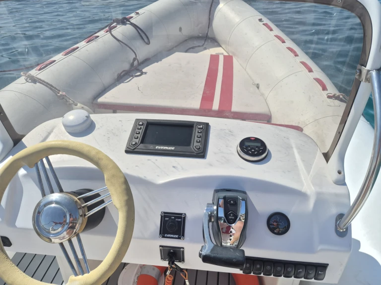 Pronajmout si Valiant V 750 Cruiser v Novalja