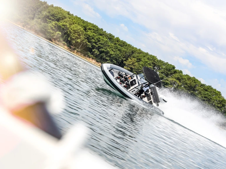 Pronájem jachty v Arzon -Searib's SR 760 PRO na Samboatu
