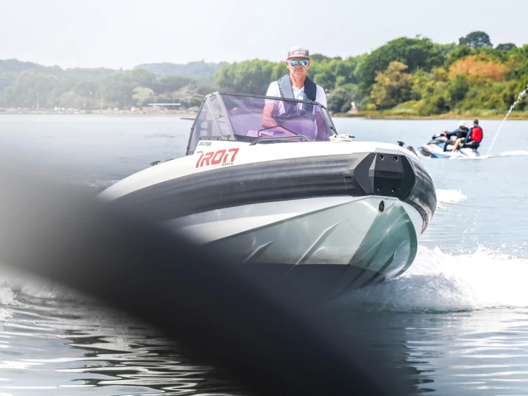 Pronájem Motorová loď IRON BOATS  s licencí
