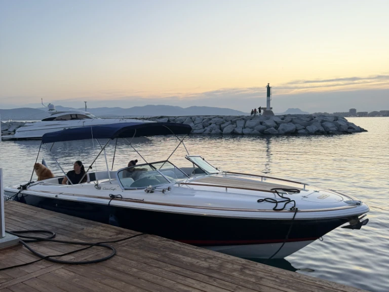 Pronájem Motorová loď Chris Craft s licencí