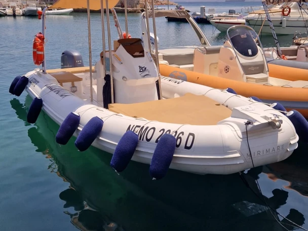 Polotuhá loď k pronájmu v Palermo za nejlepší cenu