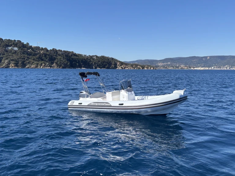Pronájem lodi Le Lavandou lákavé ceny Tempest 630