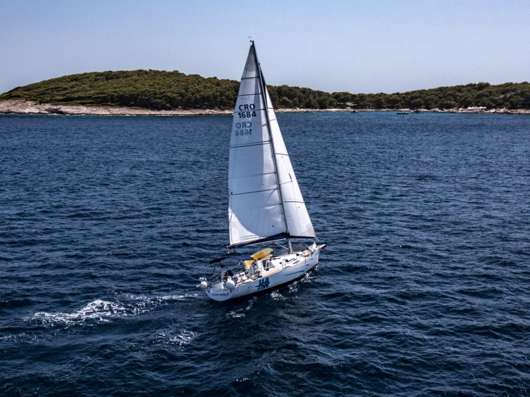 Val Val 35 jednotlivci a charterové společnosti v Hvar 